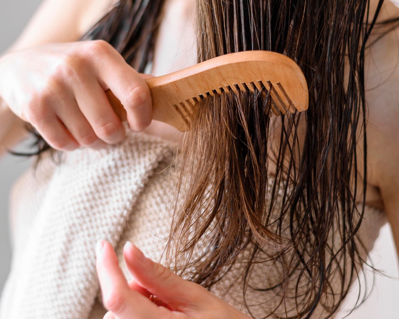Jak czesać półdługie włosy?
