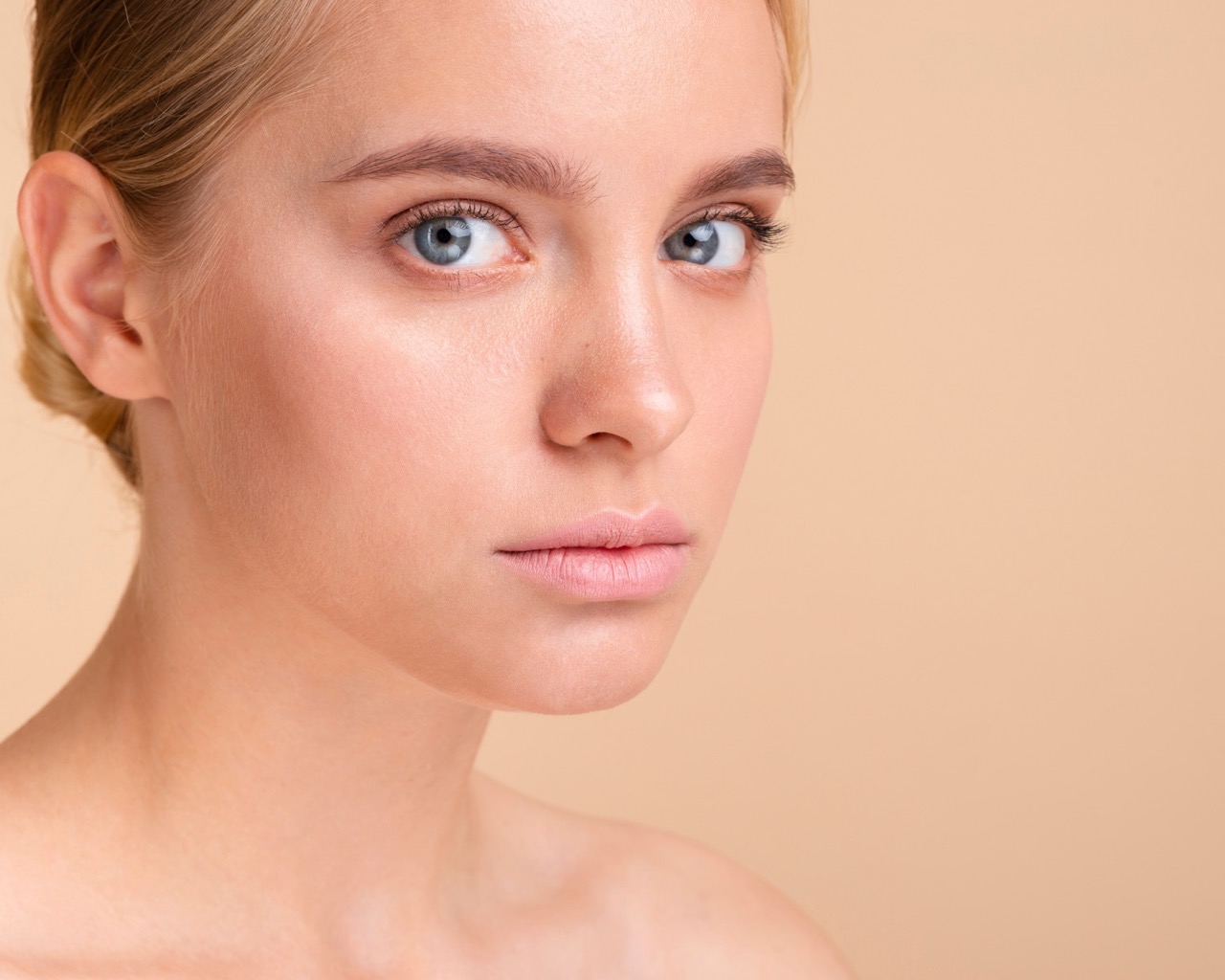 Mikroplastik w kosmetykach - co naprawdę trafia na naszą skórę?