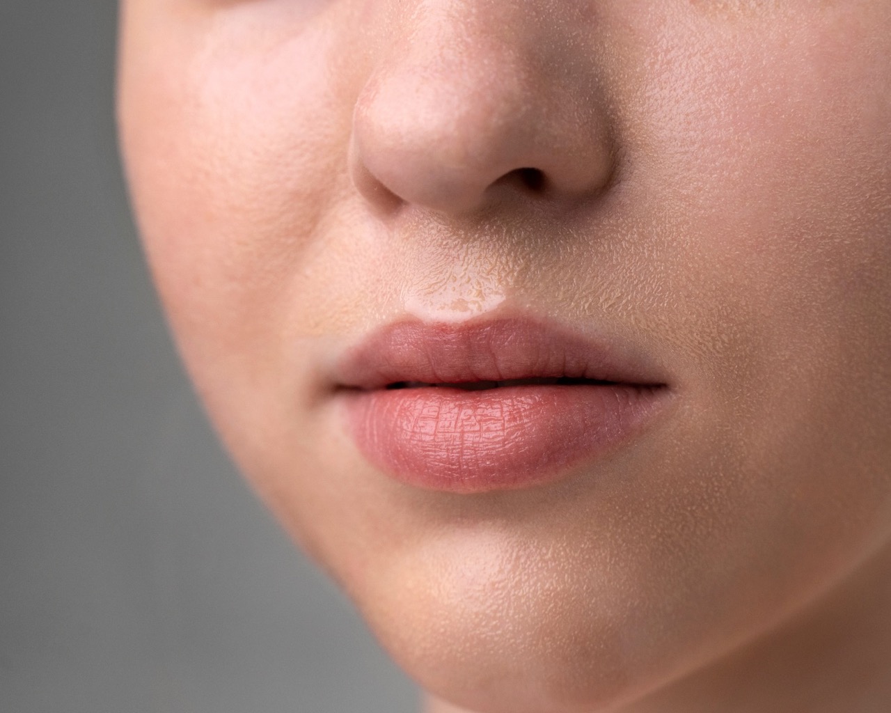 Pękające usta - przyczyny i domowe sposoby na popękane usta