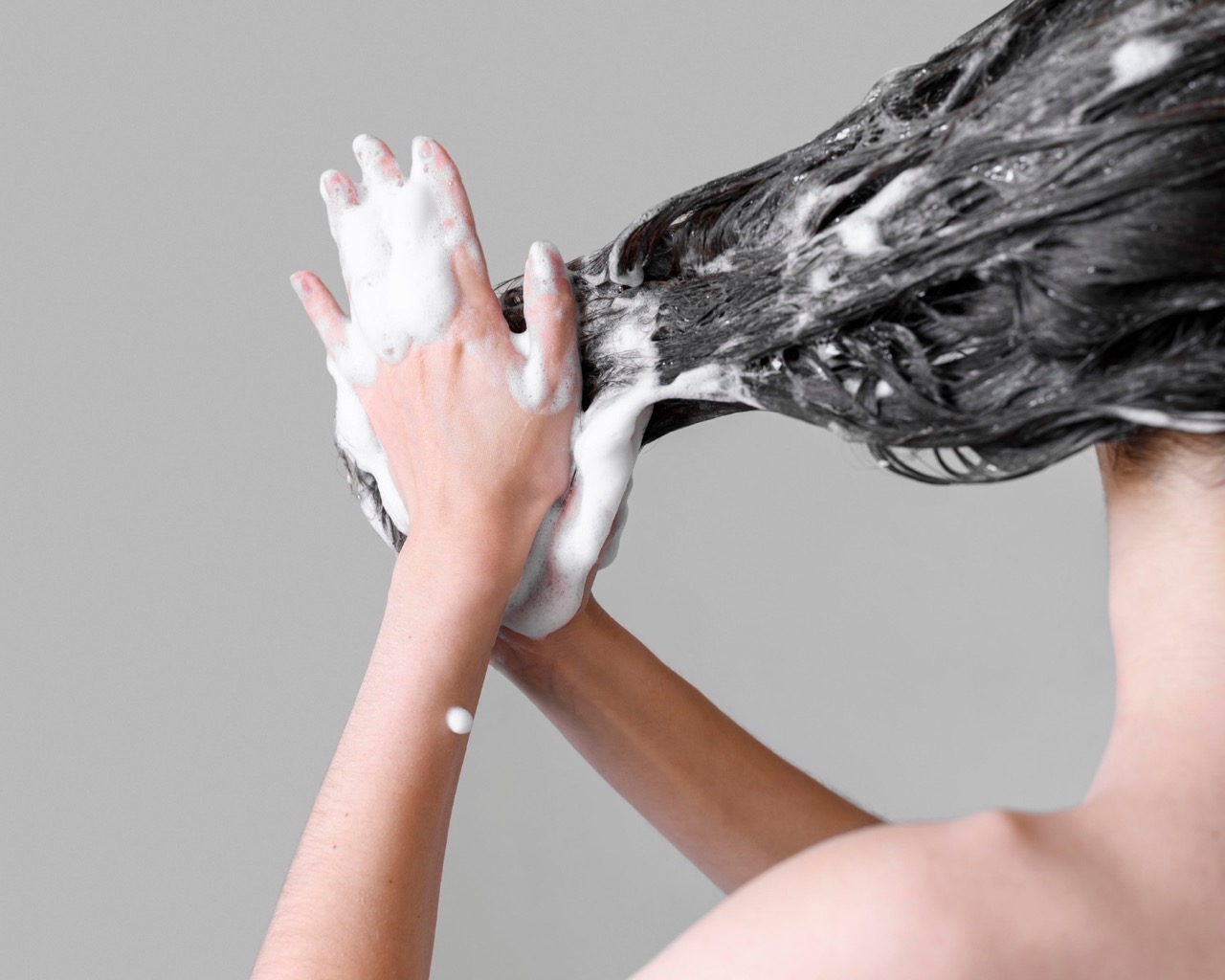 Jak zadbać o zniszczone włosy po zimie?