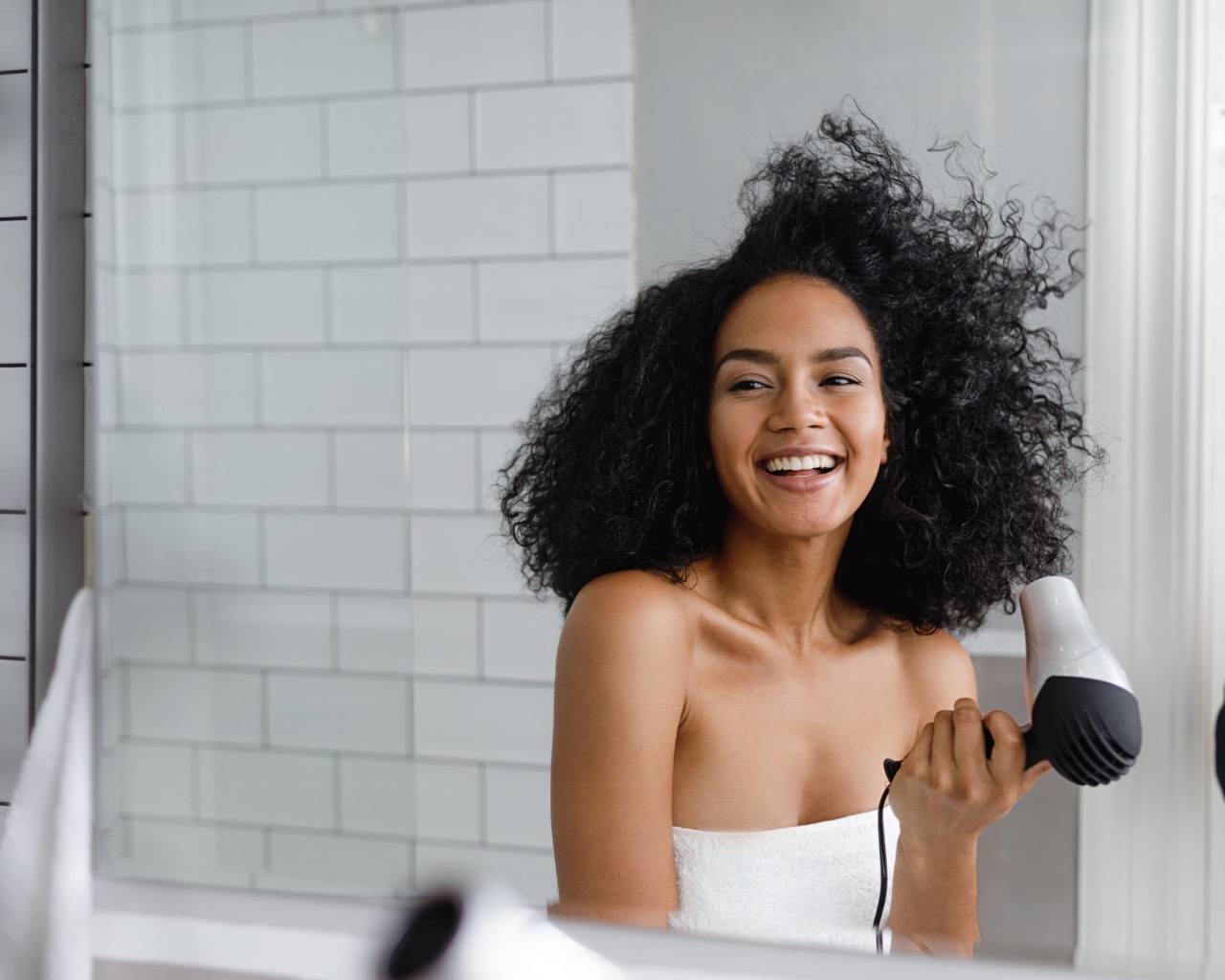 Jak myć i pielęgnować włosy kręcone?